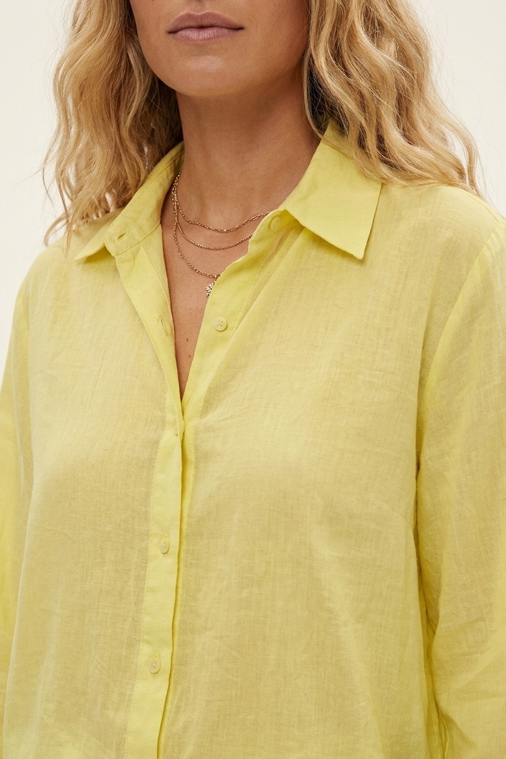 Camiseta larga amarilla de ajuste relajado con tela transparente Camiseta larga amarilla de ajuste relajado con tela transparente