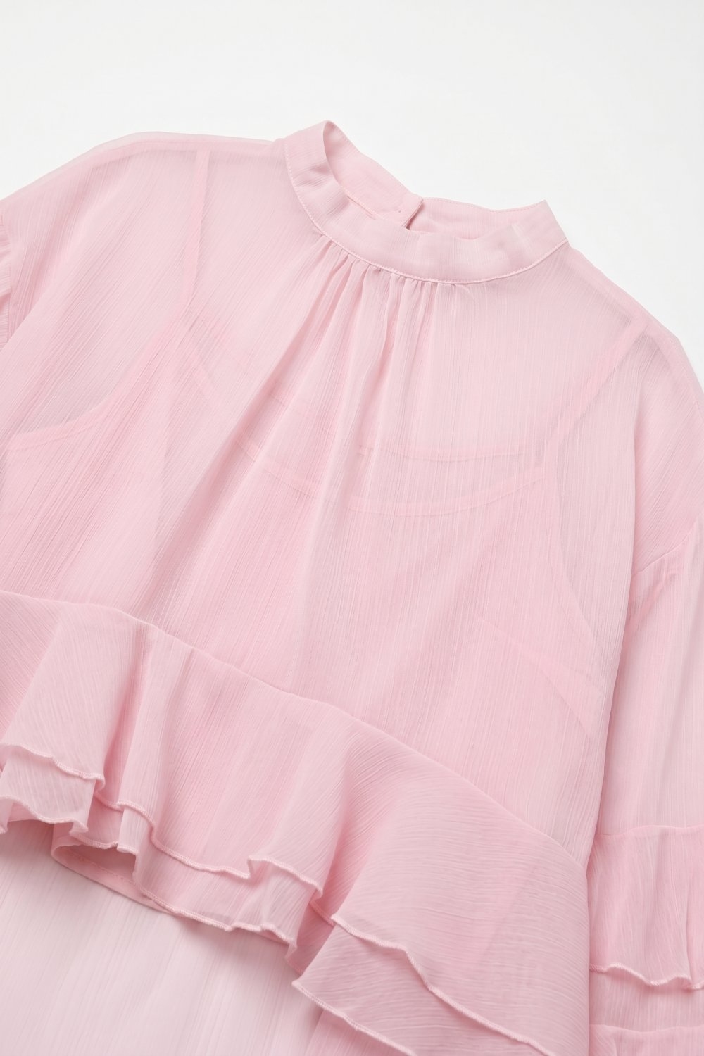 Blusa asim&eacute;trica con cuello alto y volantes de gasa rosa claro