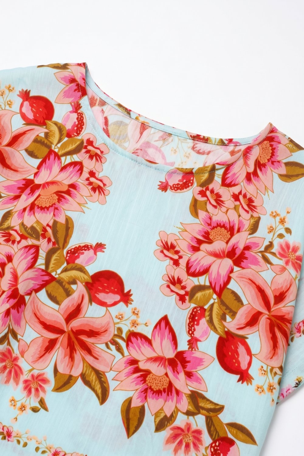 Top azul claro con estampado floral y tejido ligero