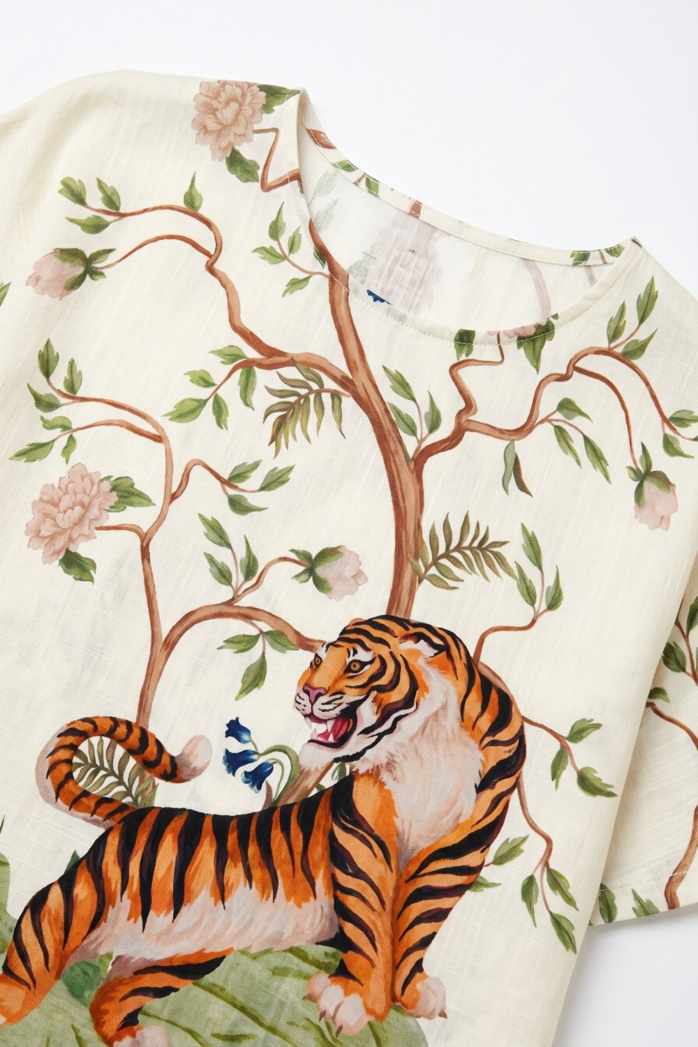 Top corto tejido liviano con estampado de tigre y flores en crema Top corto tejido liviano con estampado de tigre y flores en crema