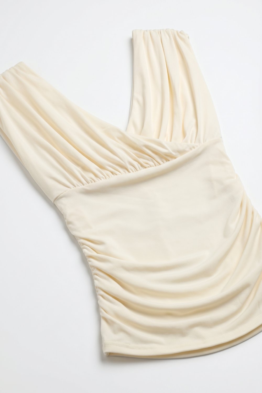 Top sin mangas de tela elástica color crema con parte delantera fruncida y cruzada Top sin mangas de tela elástica color crema con parte delantera fruncida y cruzada