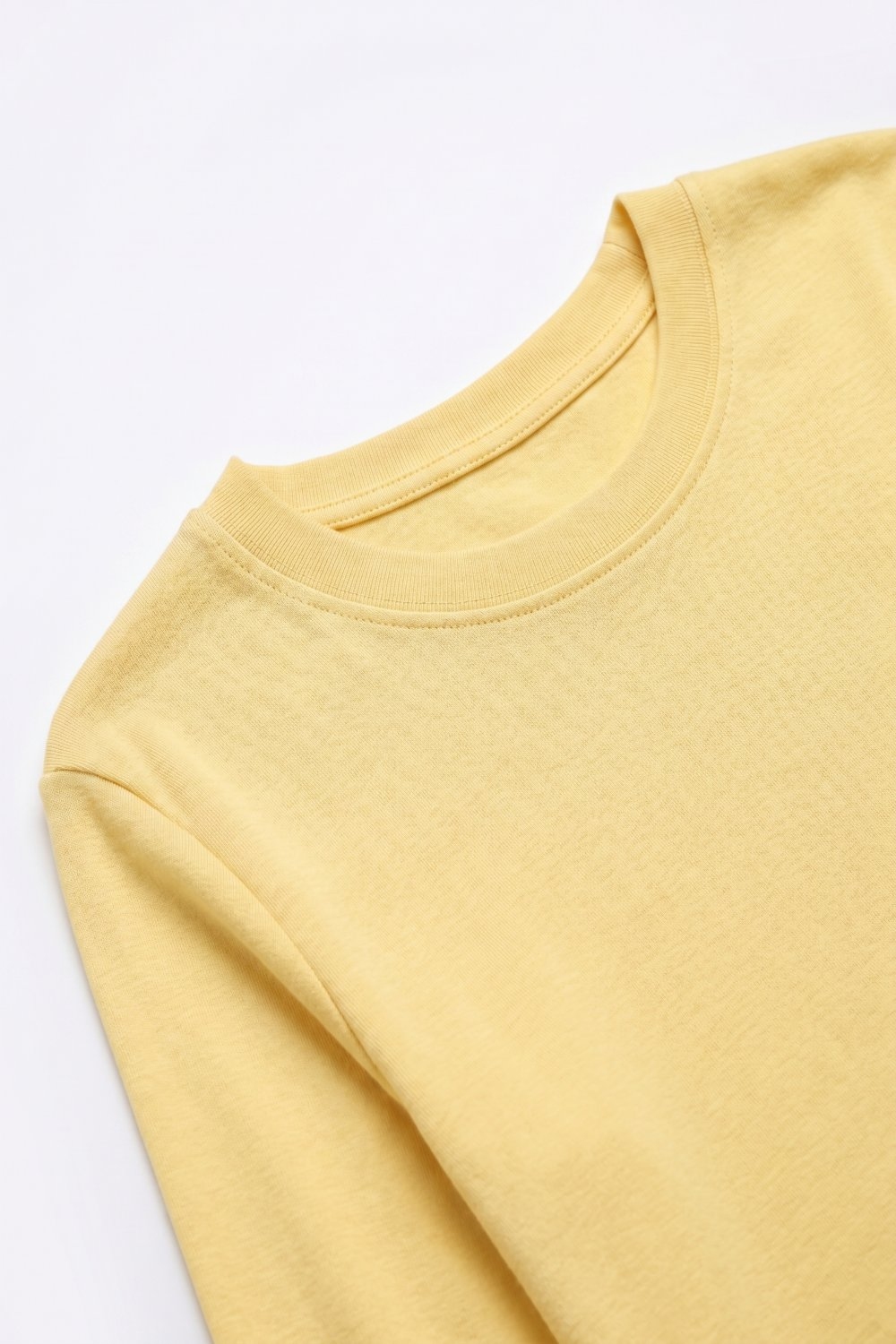 Parte superior con inserto de crochet y dobladillo asim&eacute;trico en amarillo