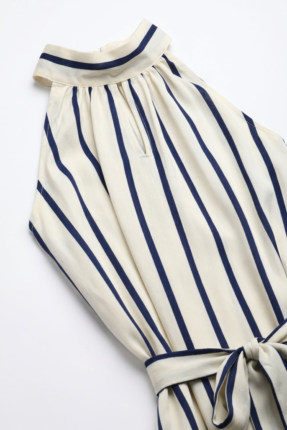 Vestido largo de sat&eacute;n a rayas con cuello halter y cintura anudada