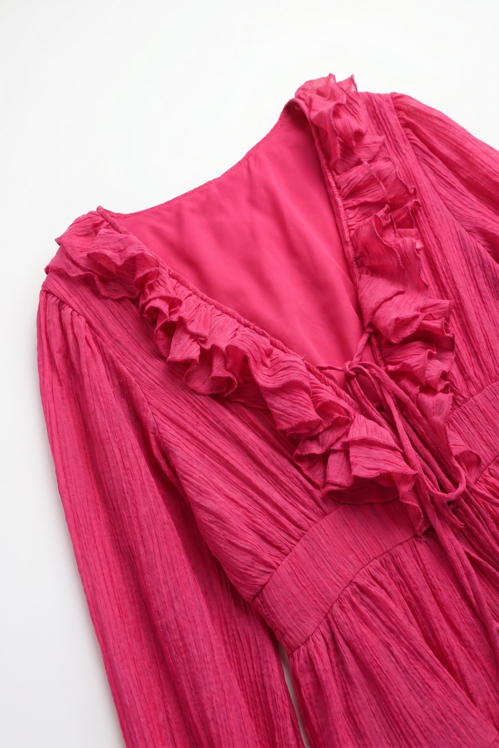 Vestido Mini con Volantes de Chif&oacute;n Arrugado en Fucsia con Escote en V y Cintura con Lazo