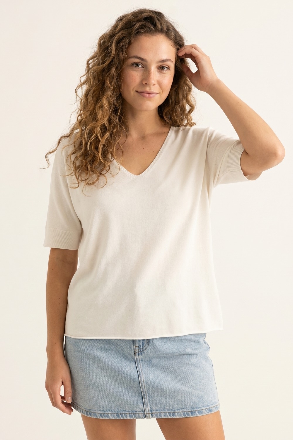 Jersey blanco de manga corta con cuello en V y corte relajado