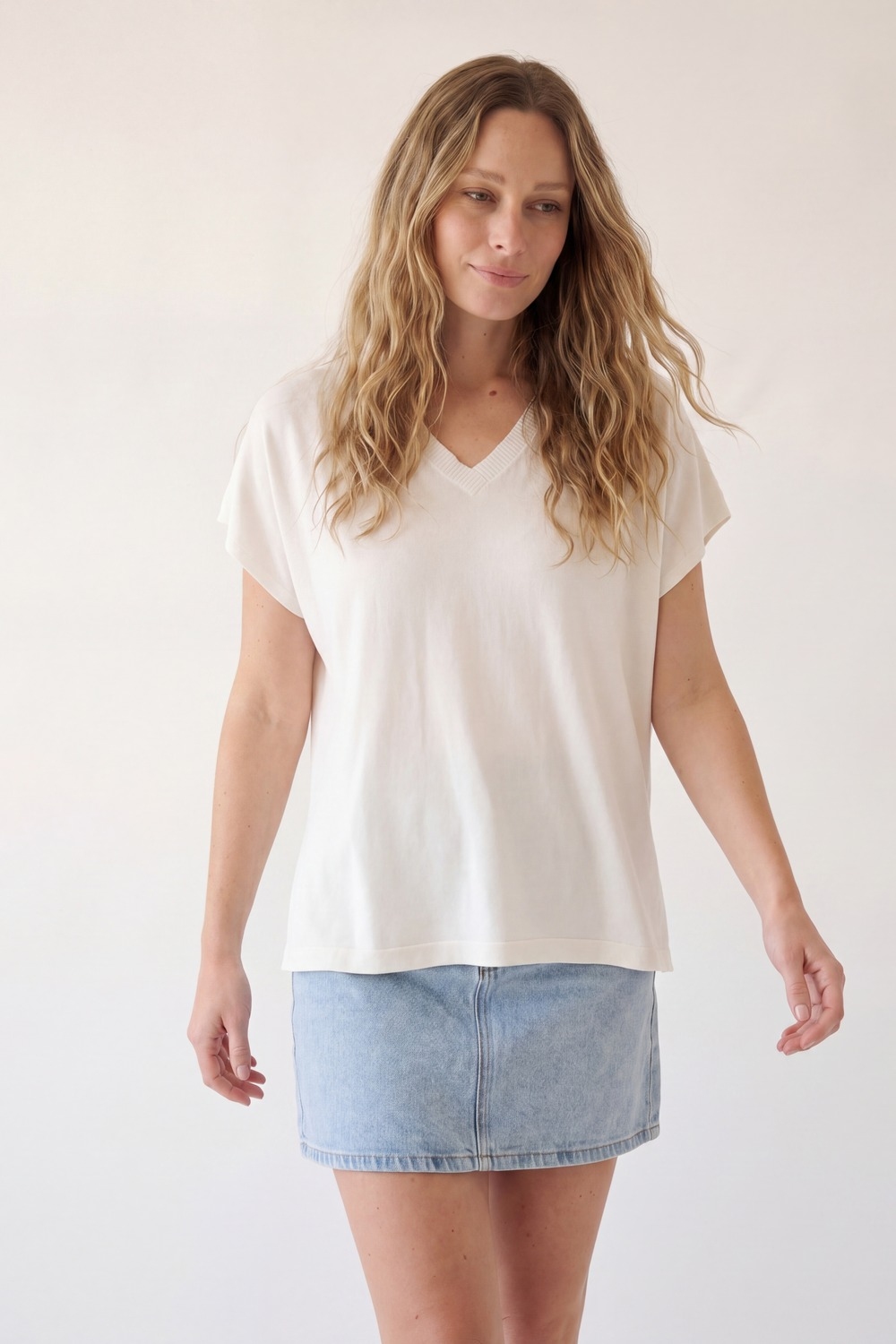 Jersey blanco de manga corta con cuello en V y corte relajado