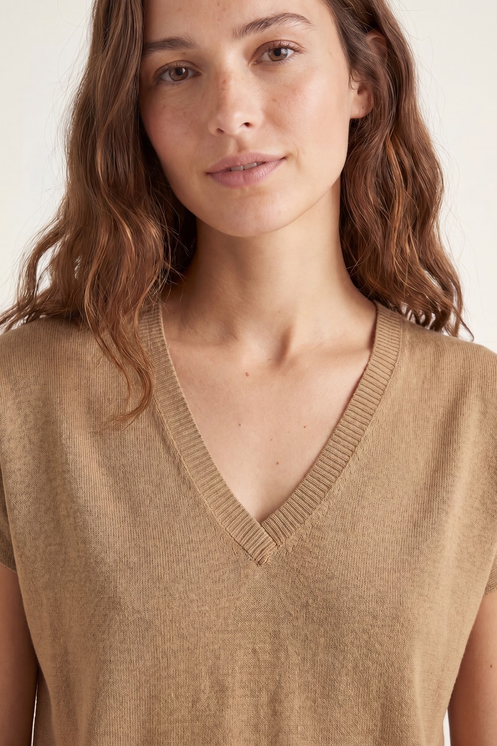Jersey camel de punto fino con cuello en V y manga corta Jersey camel de punto fino con cuello en V y manga corta