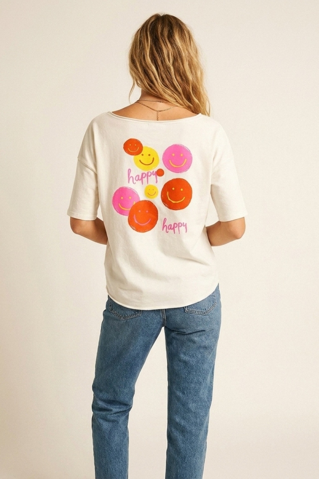 Camiseta casual blanca de manga corta con cara sonriente