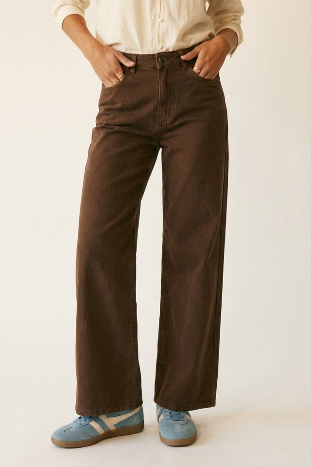 Pantalones de mezclilla marr&oacute;n de pierna ancha con cintura alta
