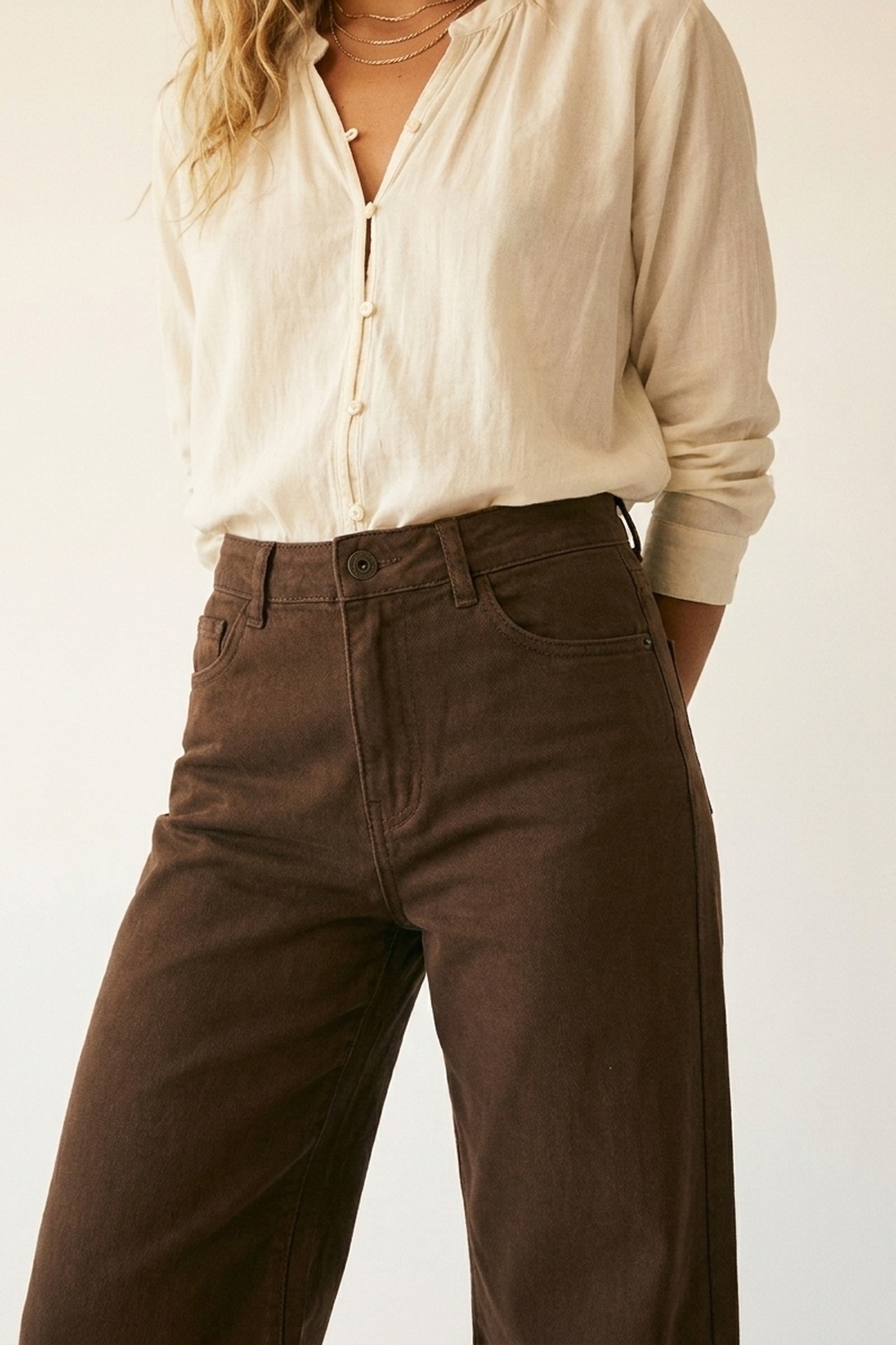 Pantalones marrones de pierna ancha con sarga ligera Pantalones marrones de pierna ancha con sarga ligera