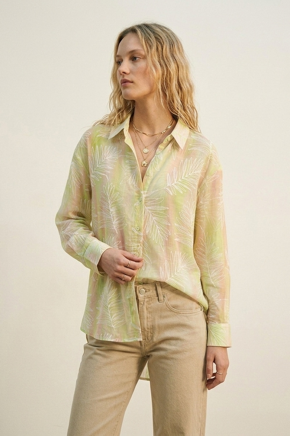 Camisa verde transparente con estampado de hojas y botones con tela translúcida Camisa verde transparente con estampado de hojas y botones con tela translúcida