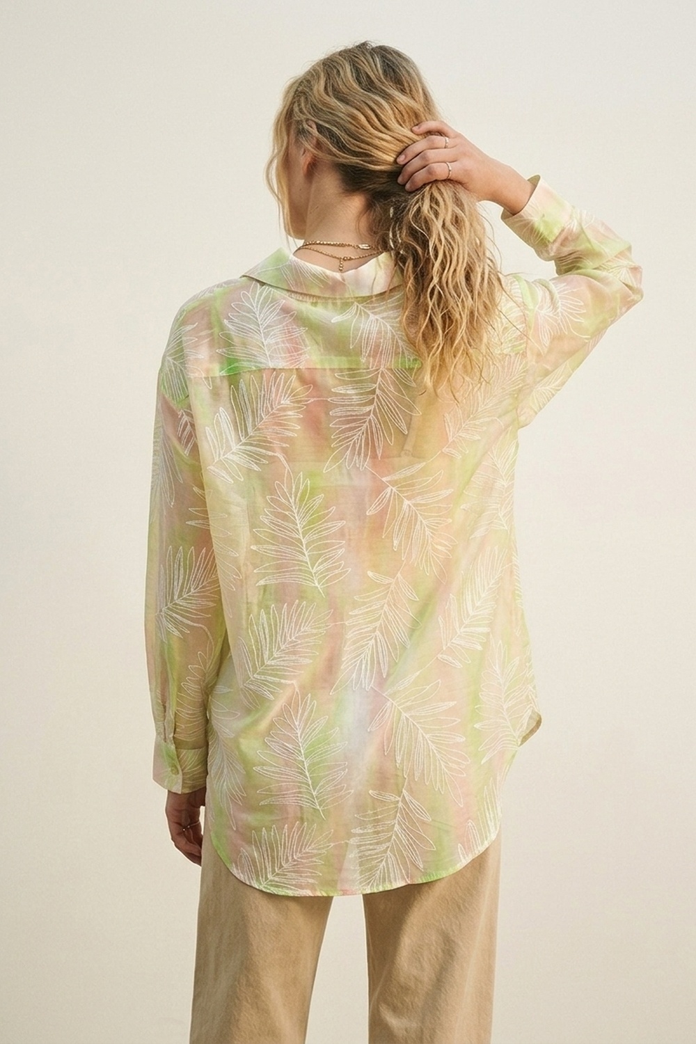 Camisa verde transparente con estampado de hojas y botones con tela translúcida Camisa verde transparente con estampado de hojas y botones con tela translúcida