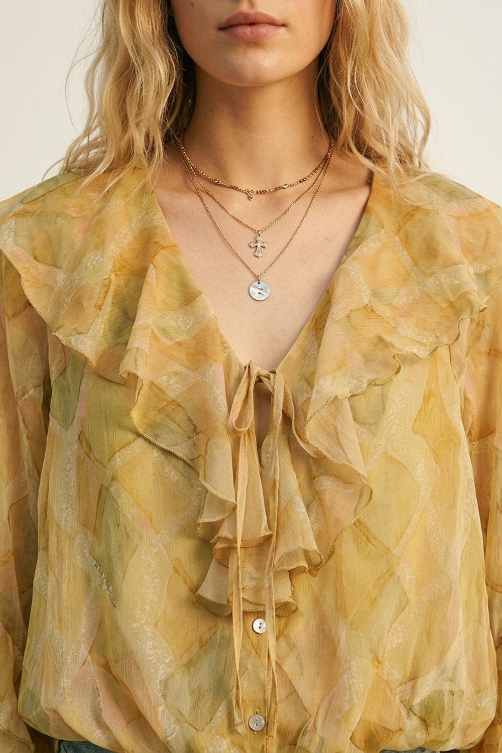 Blusa Transparente con Detalle de Volantes Mostaza y Lazo Frontal