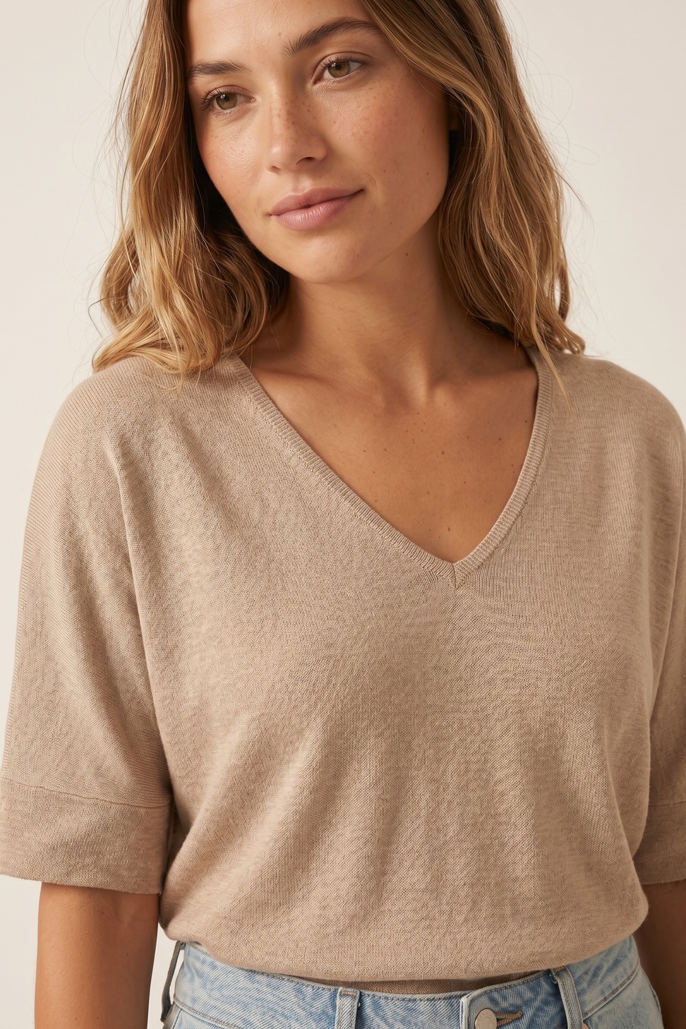 Beige de Punto con Cuello en V y Corte Relajado Beige de Punto con Cuello en V y Corte Relajado