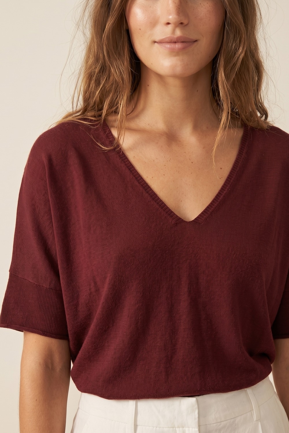 Blusa de Punto de Manga Corta con Cuello en V Relajado en Color Burdeos