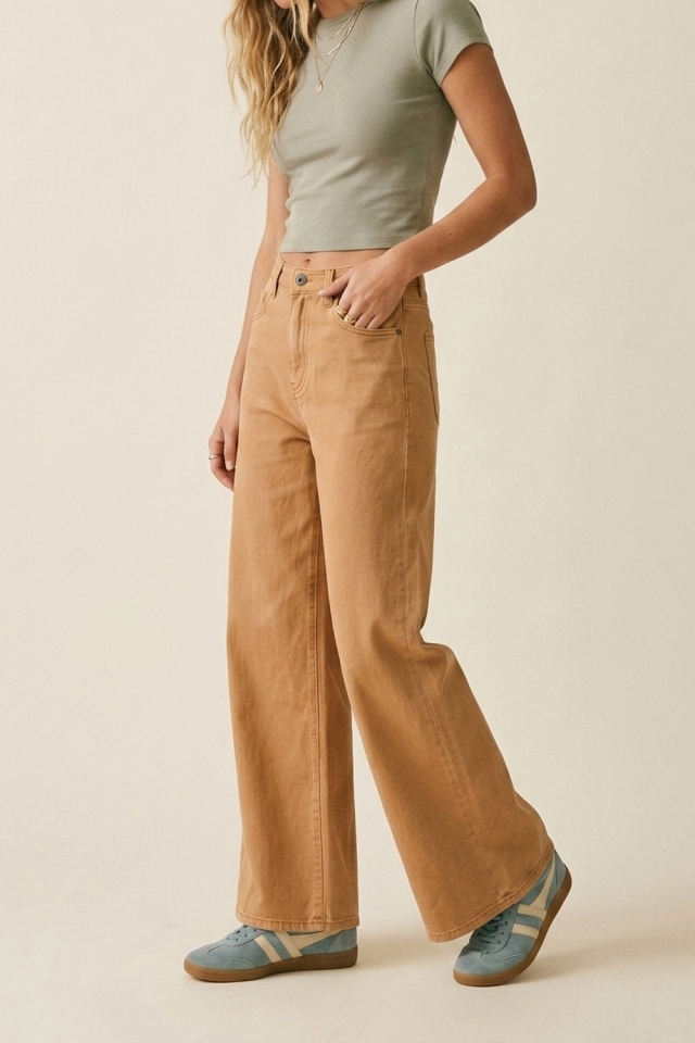 Pantalones de mezclilla de pierna ancha Camel con ajuste cl&aacute;sico.