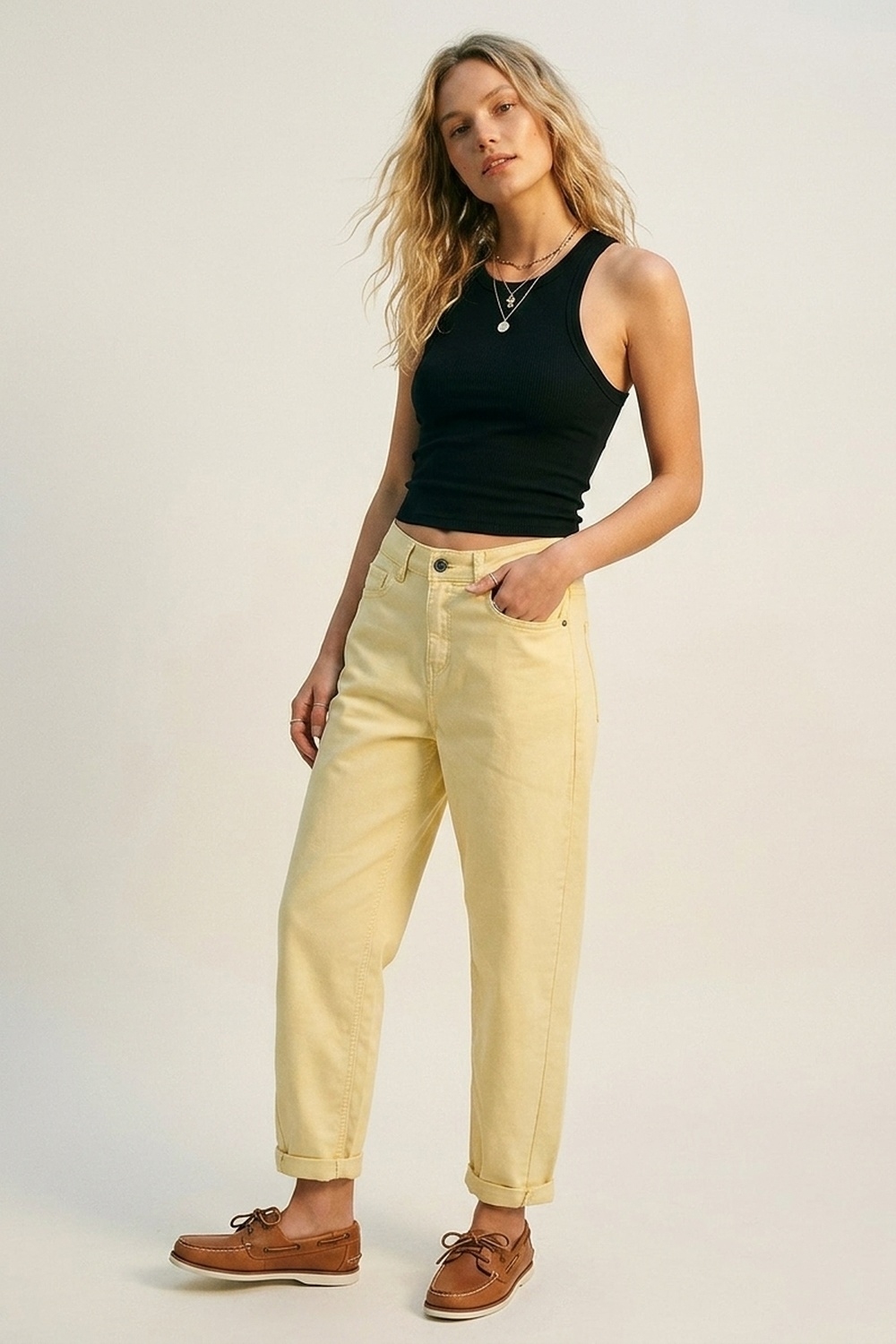 Pantalones de pierna de barril de talle alto con dobladillo enrollado en amarillo Pantalones de pierna de barril de talle alto con dobladillo enrollado en amarillo