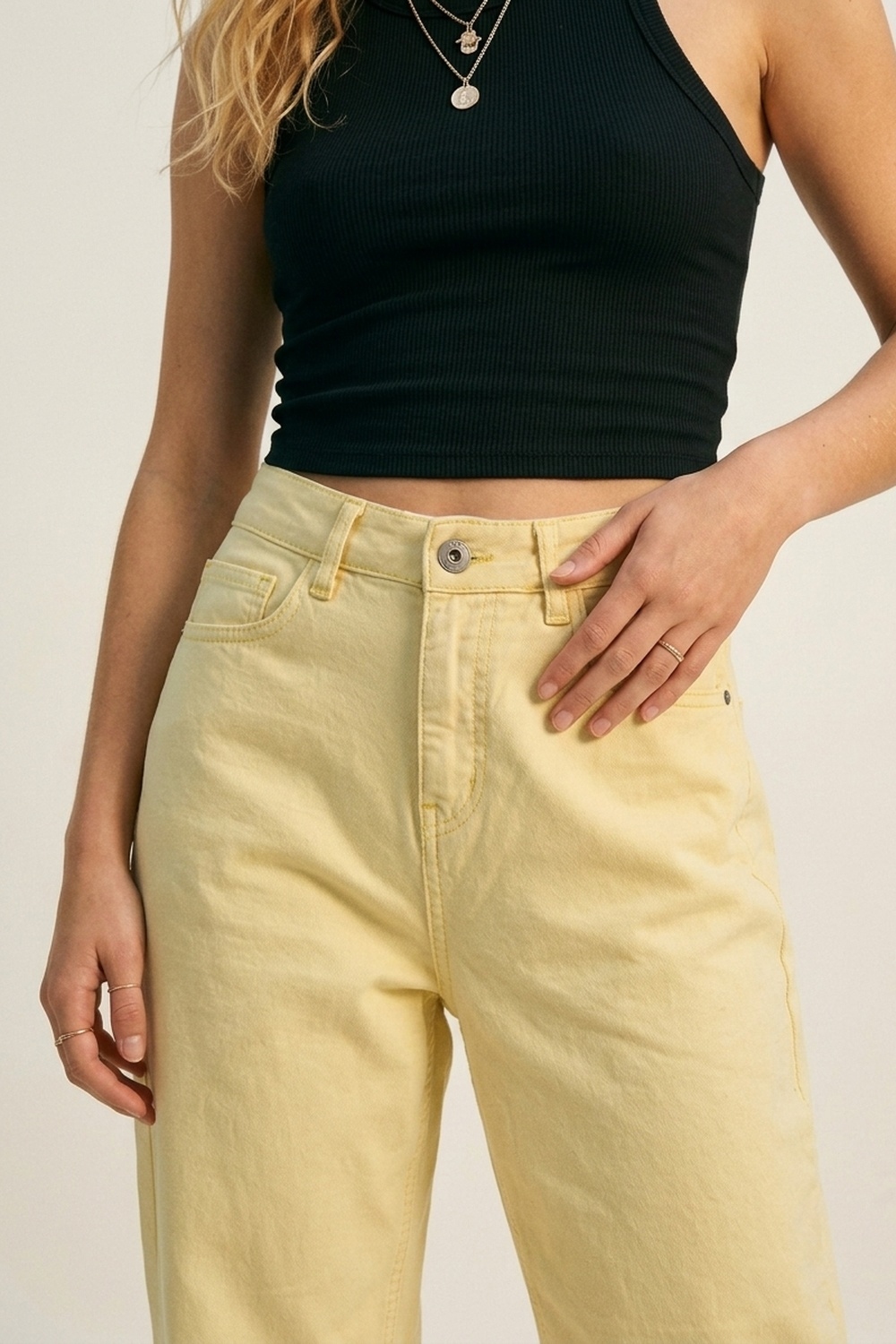 Pantalones de pierna de barril de talle alto con dobladillo enrollado en amarillo Pantalones de pierna de barril de talle alto con dobladillo enrollado en amarillo