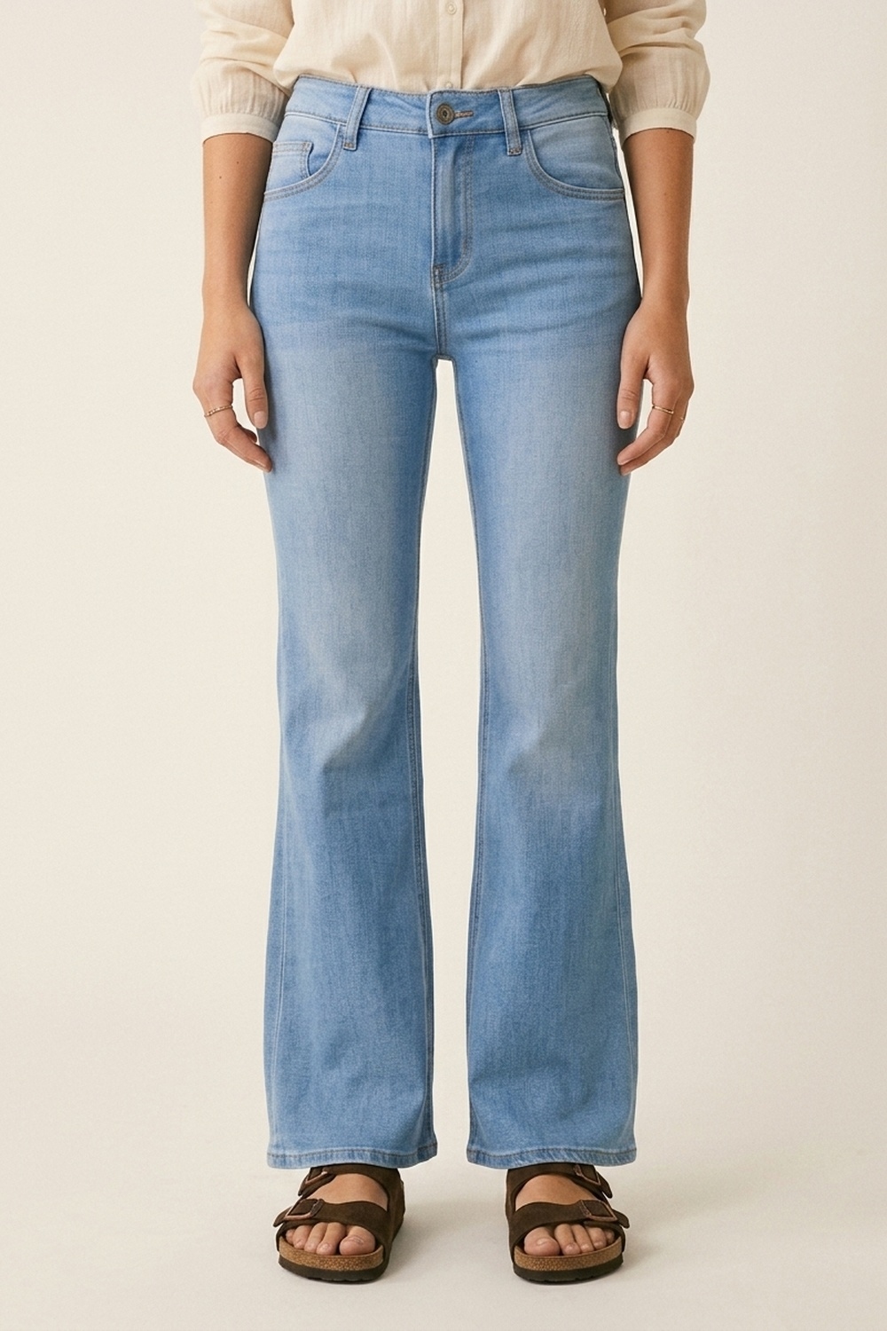 Jeans acampanados de mezclilla el&aacute;stica lavado claro