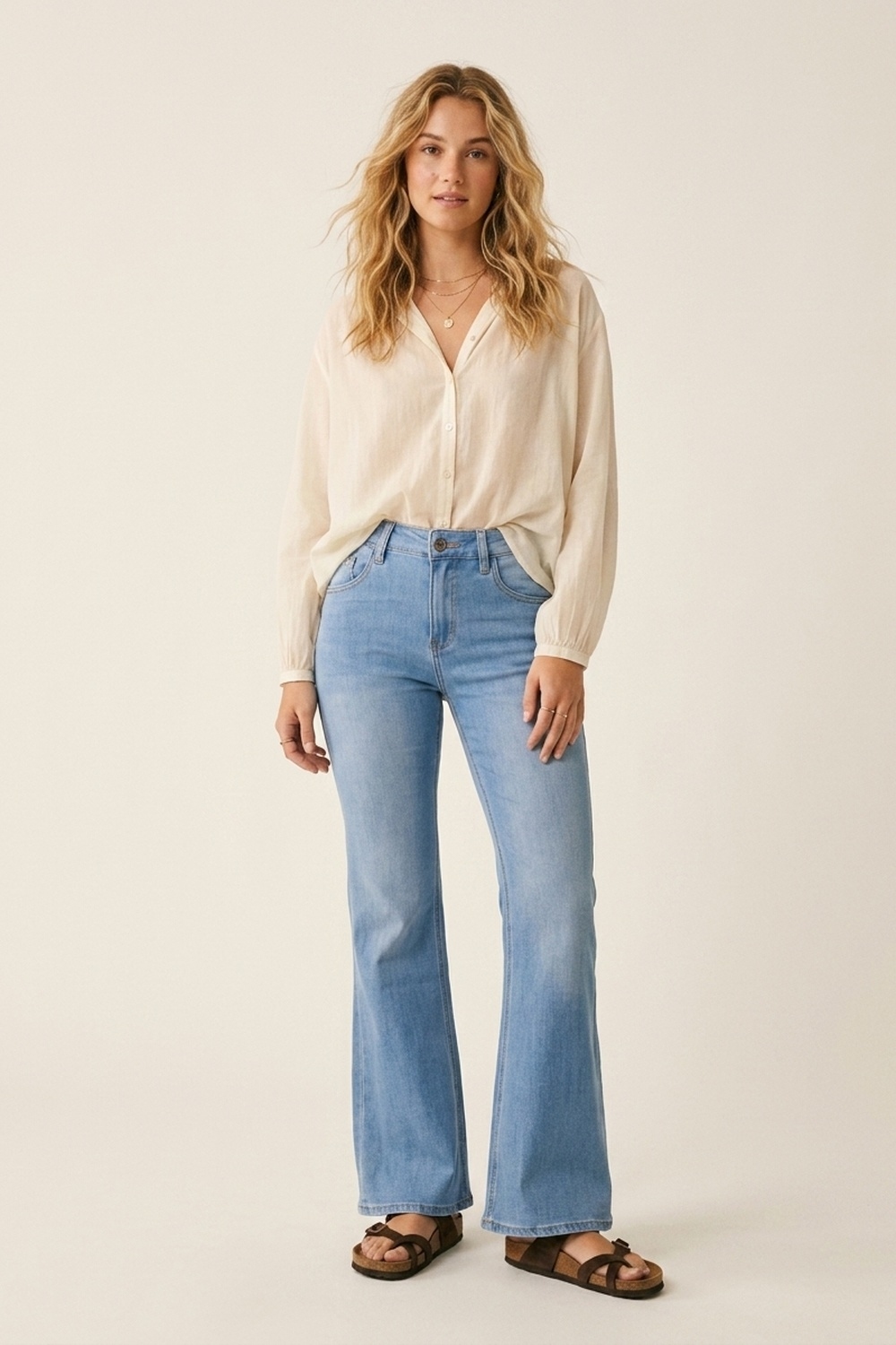 Jeans acampanados de mezclilla el&aacute;stica lavado claro