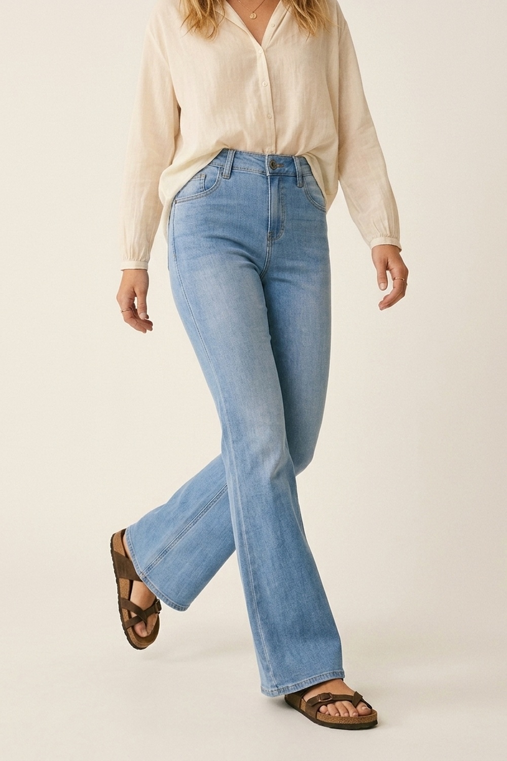 Jeans acampanados de mezclilla el&aacute;stica lavado claro