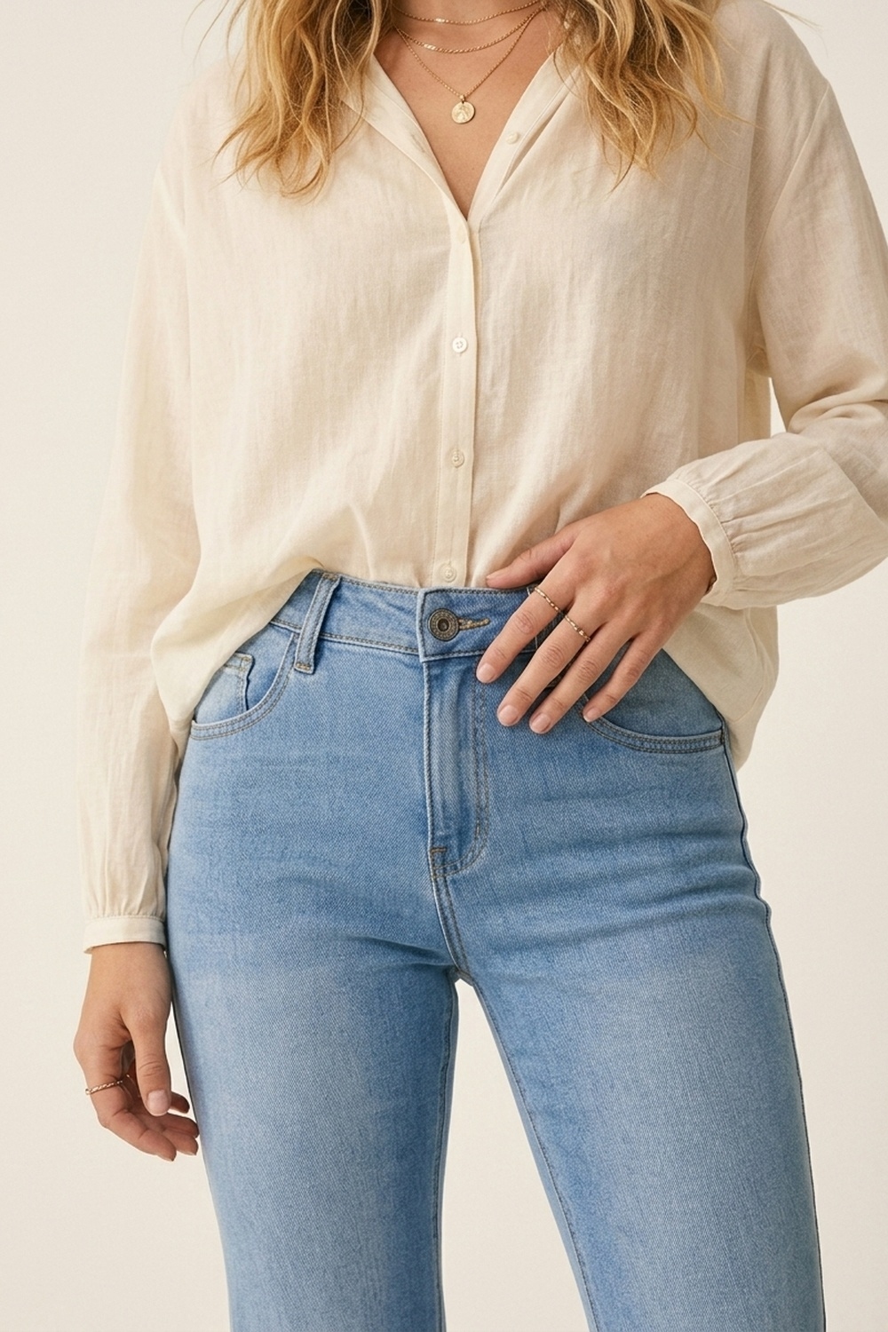 Jeans acampanados de mezclilla el&aacute;stica lavado claro
