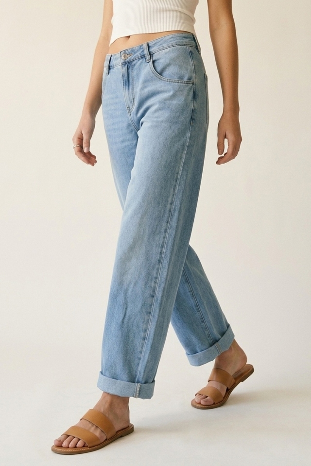 Jeans de mezclilla de pierna ancha azul claro con dobladillo enrollado.