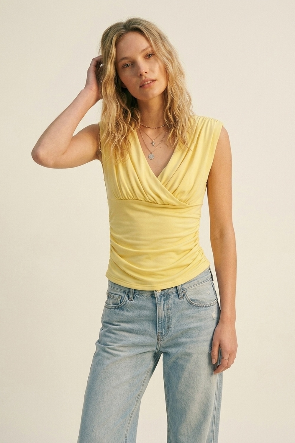 Top amarillo sin mangas con fruncido y frente cruzado
