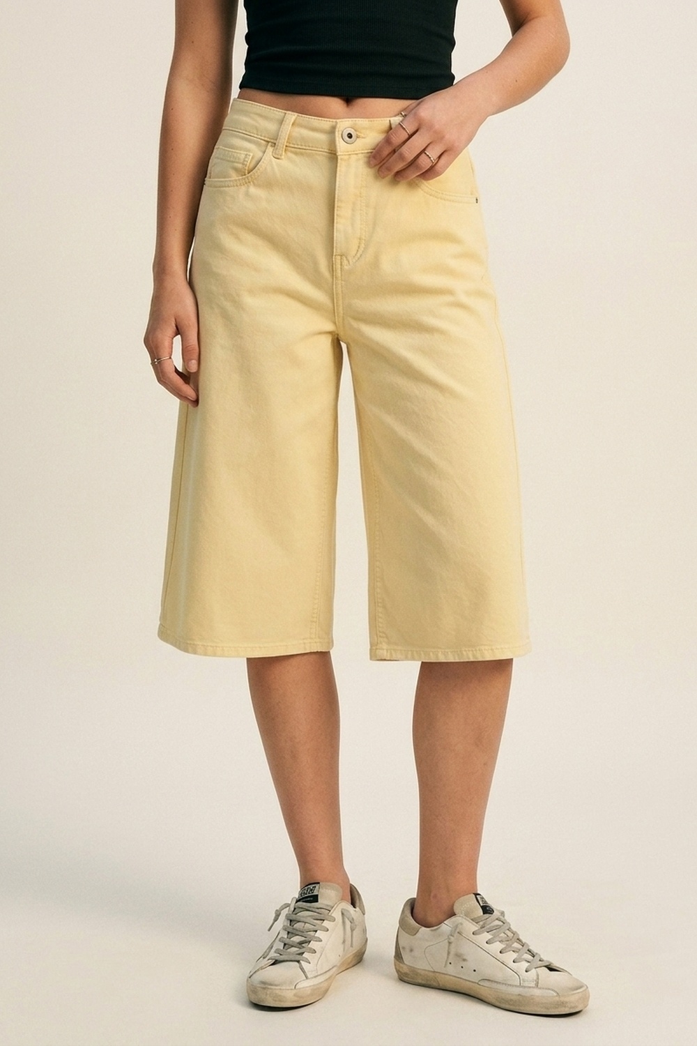 Bermudas de mezclilla el&aacute;stica en Amarillo Mantequilla