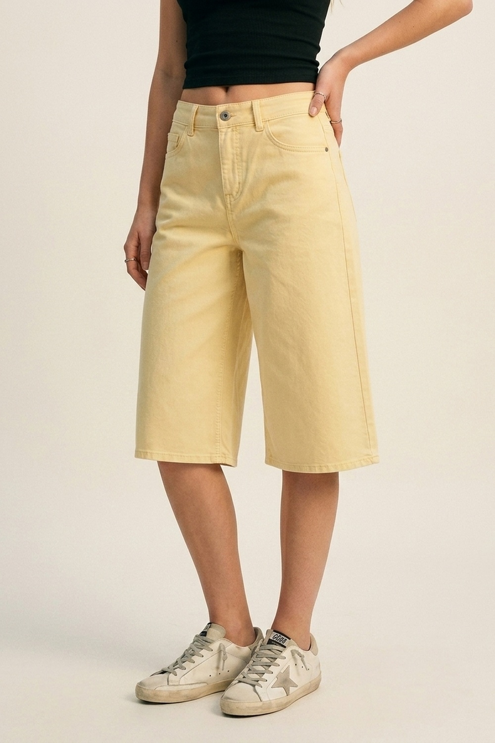 Bermudas de mezclilla el&aacute;stica en Amarillo Mantequilla
