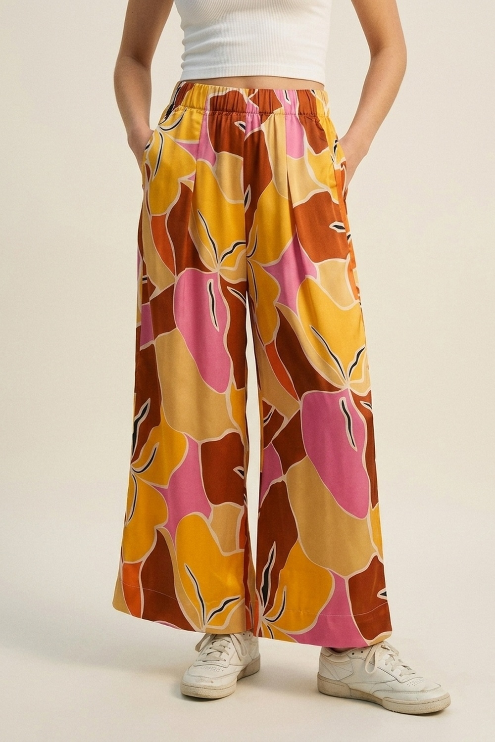 Pantalones de Pierna Ancha con Estampado Tropical en Tonos C&aacute;lidos de Naranja