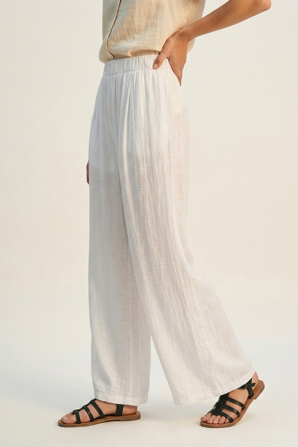 Pantalones blancos ligeros con cintura elástica y pernera ancha Pantalones blancos ligeros con cintura elástica y pernera ancha