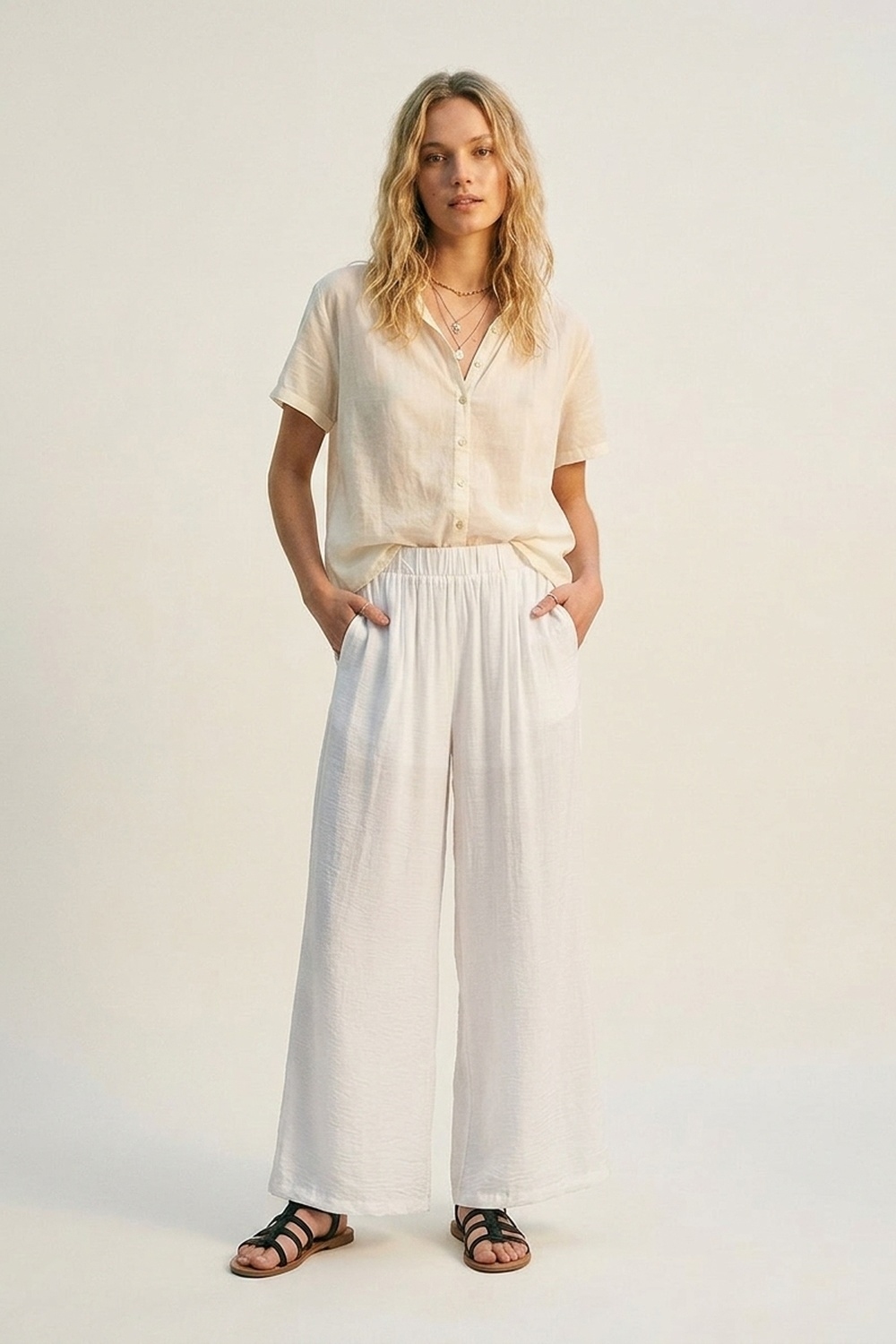 Pantalones blancos ligeros con cintura elástica y pernera ancha Pantalones blancos ligeros con cintura elástica y pernera ancha