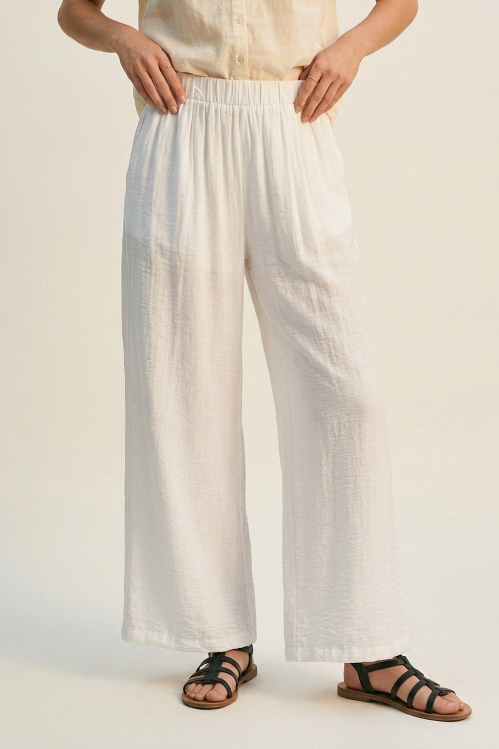 Pantalones blancos ligeros con cintura elástica y pernera ancha Pantalones blancos ligeros con cintura elástica y pernera ancha