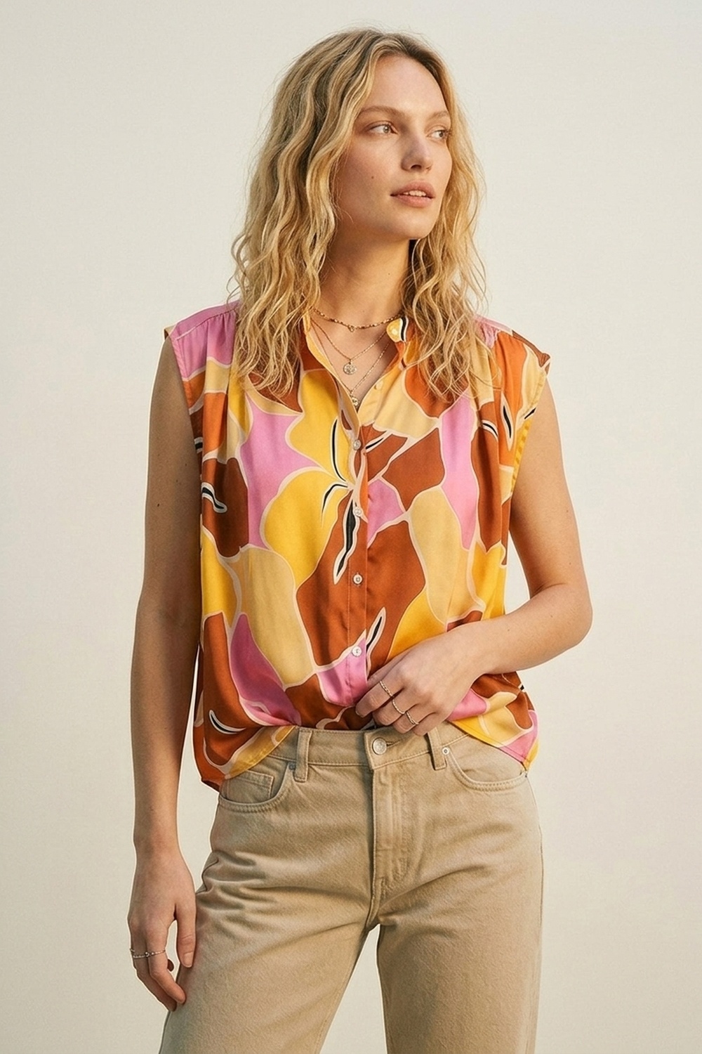 Blusa sin mangas con botones al frente y estampado tropical en tonos cálidos de naranja Blusa sin mangas con botones al frente y estampado tropical en tonos cálidos de naranja