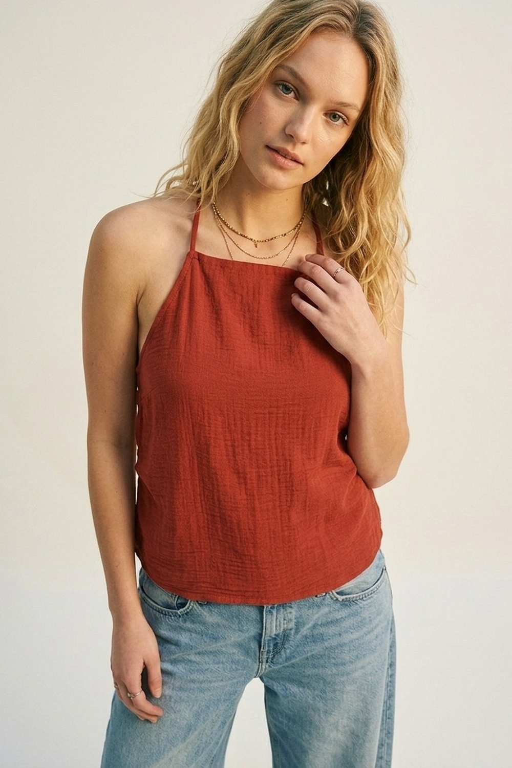 Top sin mangas con cuello halter texturizado en terracota