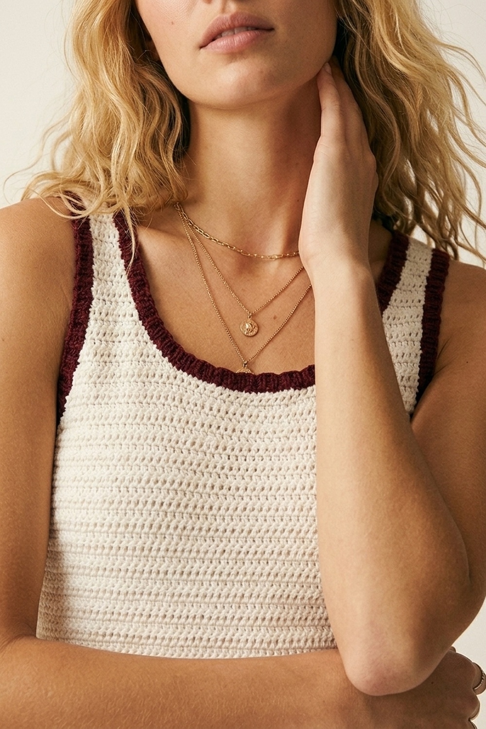 Top de Tanque de Crochet en Crema con Ribete Burdeos
