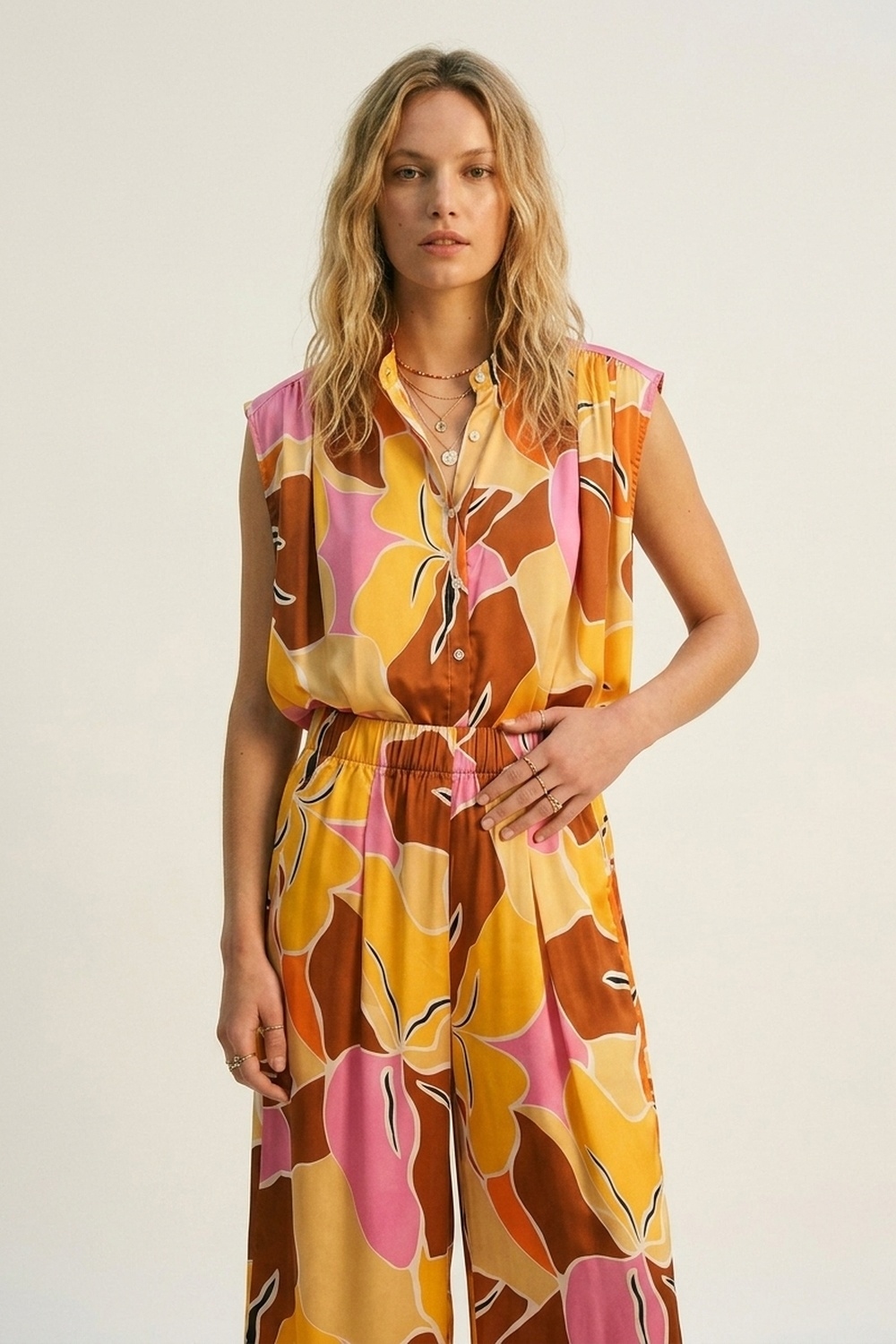 Blusa sin mangas con botones al frente y estampado tropical en tonos cálidos de naranja Blusa sin mangas con botones al frente y estampado tropical en tonos cálidos de naranja
