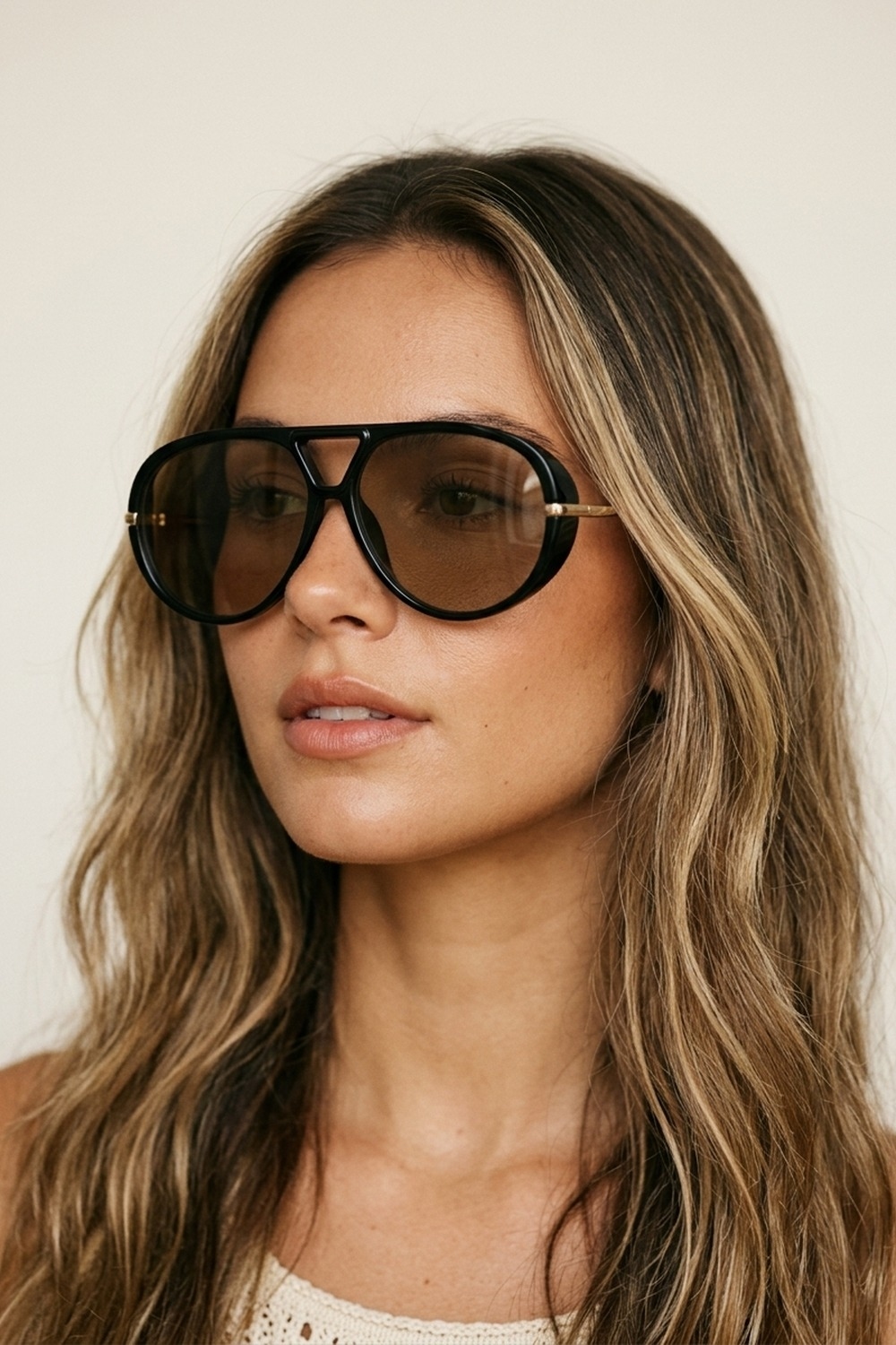 Gafas de sol estilo aviador negras con lentes marrones Gafas de sol estilo aviador negras con lentes marrones