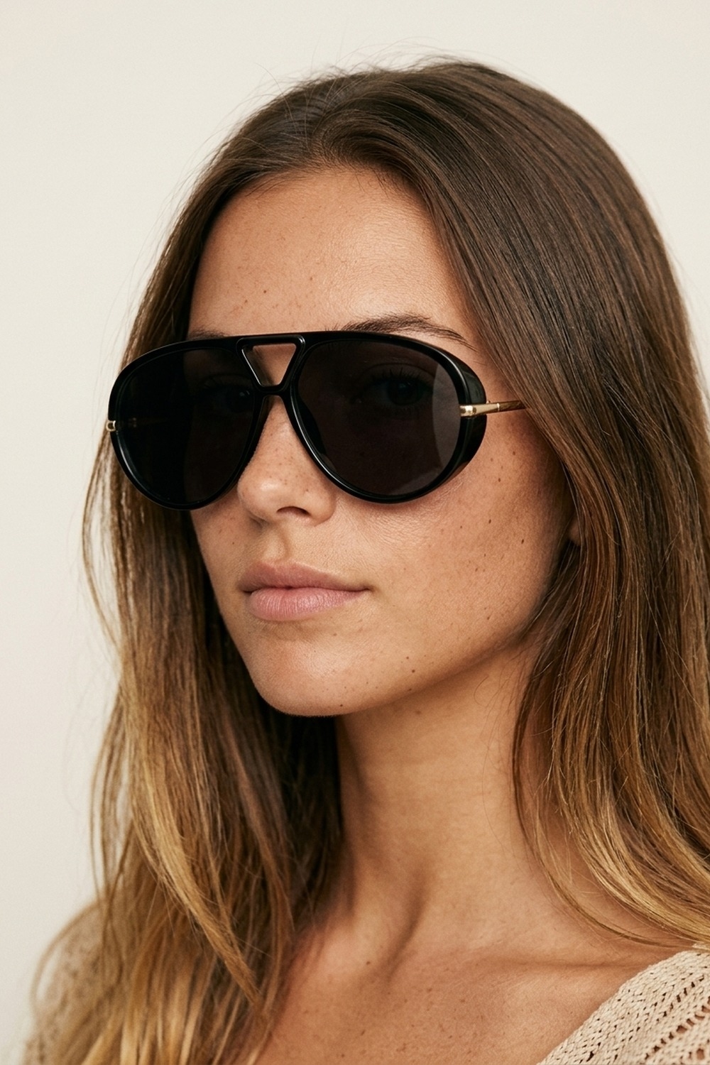 Gafas de sol estilo aviador de gran tama&ntilde;o negras con detalles dorados