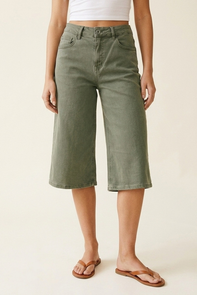 Pantalones cortos de mezclilla de pierna ancha y color verde oliva.