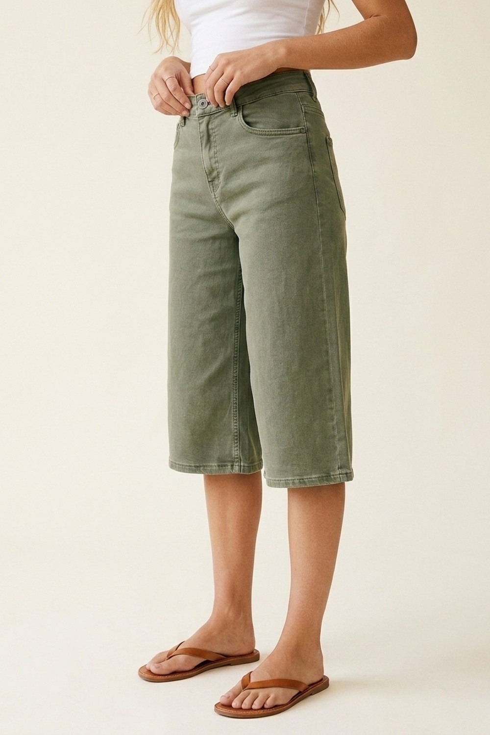 Bermudas de mezclilla verde oliva de pierna ancha y corte cropped