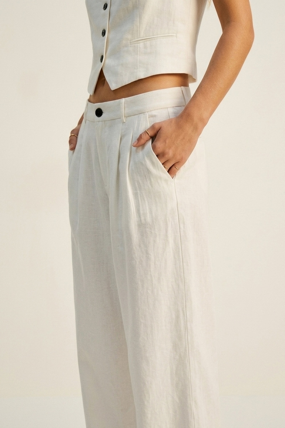 Pantalones Blancos de Pierna Ancha con Pliegues Frontales para el Verano
