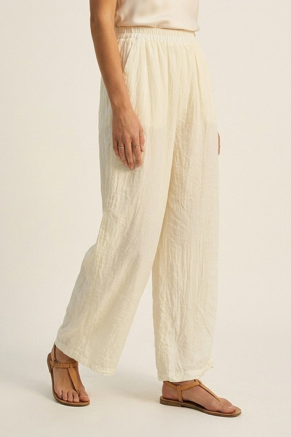 Pantalones anchos color crema con tela transparente