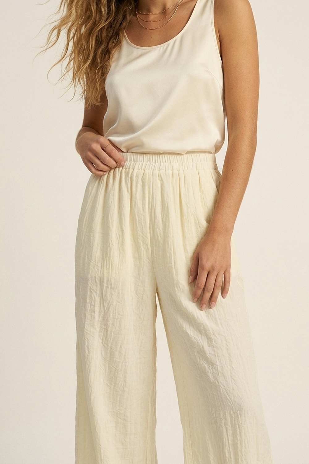 Pantalones anchos color crema con tela transparente