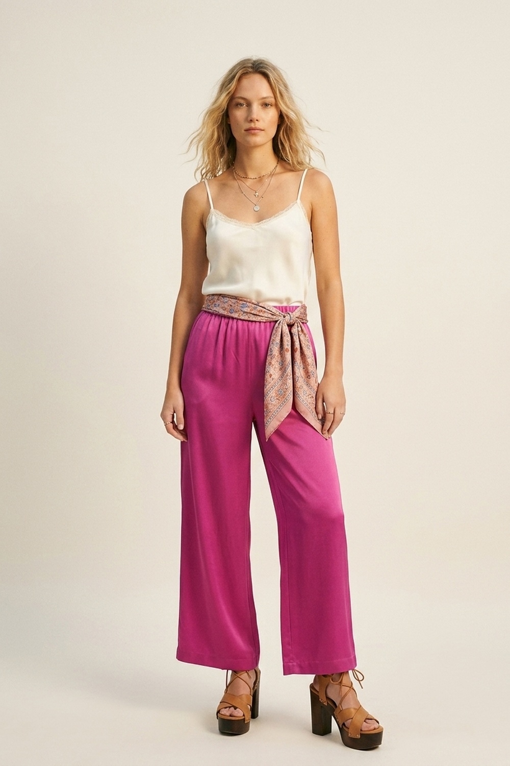 Pantalones Fucsia de Sat&eacute;n Ligero con Pierna Ancha y Cintura El&aacute;stica