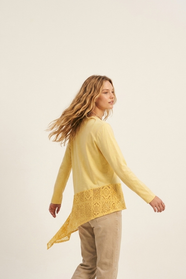 Top de algod&oacute;n amarillo con inserci&oacute;n de crochet en el dobladillo asim&eacute;trico.