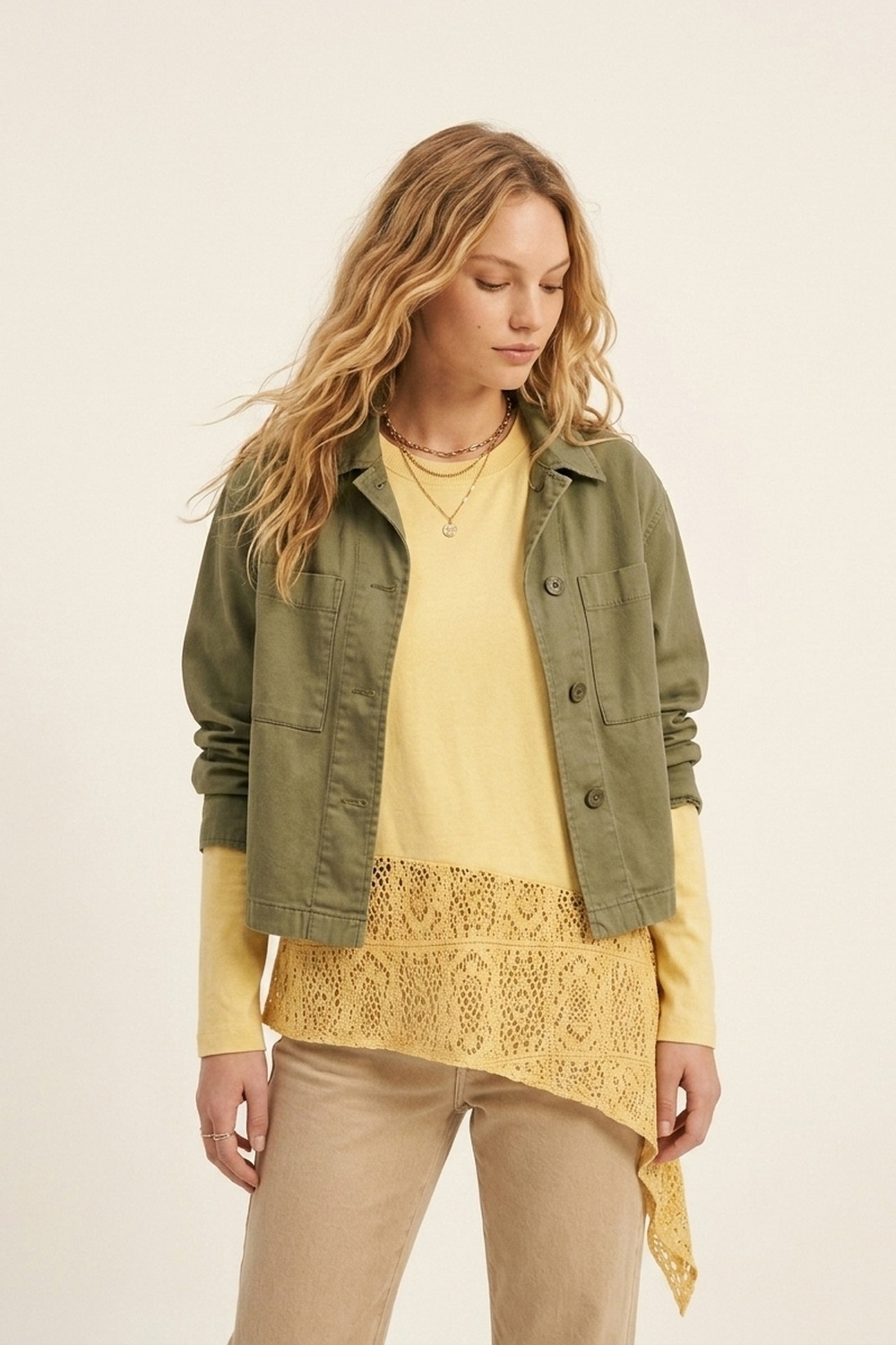 Parte superior con inserto de crochet y dobladillo asim&eacute;trico en amarillo