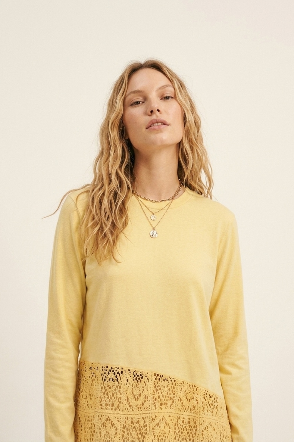 Parte superior con inserto de crochet y dobladillo asim&eacute;trico en amarillo
