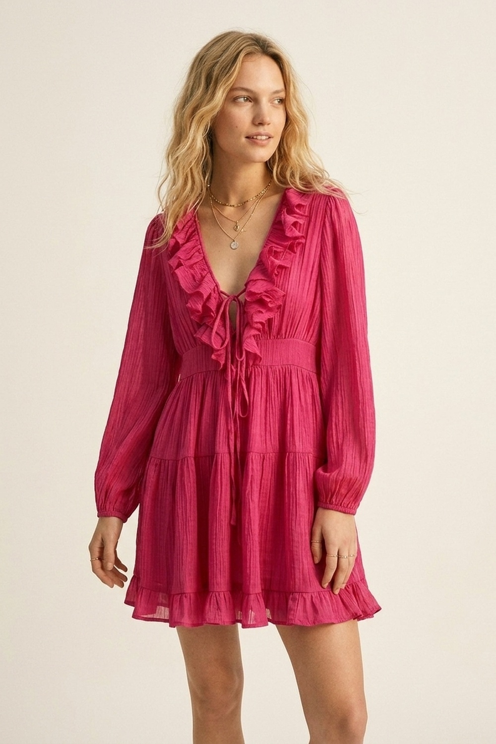 Vestido Mini con Volantes de Chif&oacute;n Arrugado en Fucsia con Escote en V y Cintura con Lazo